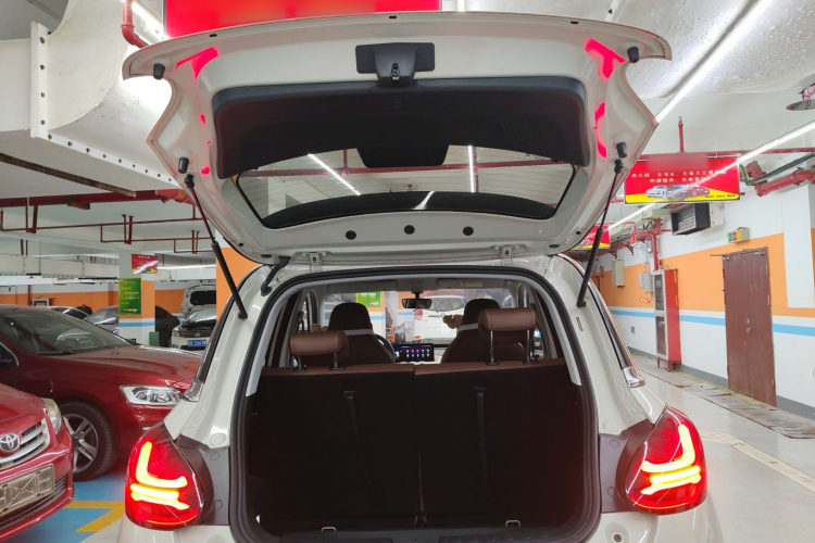 五菱汽车 五菱缤果 2024款 333km 灵犀互联款机舱底盘23