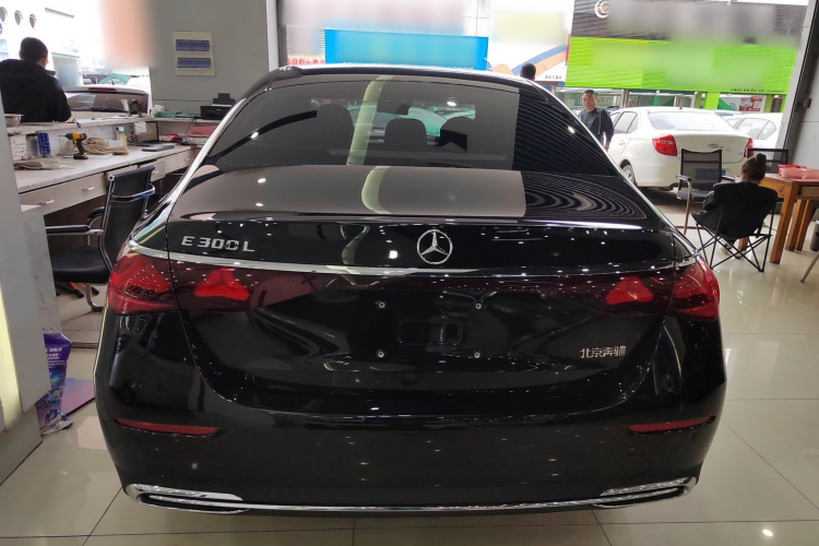 奔驰E级 2025款 改款 E 300 L 时尚型车身外观6