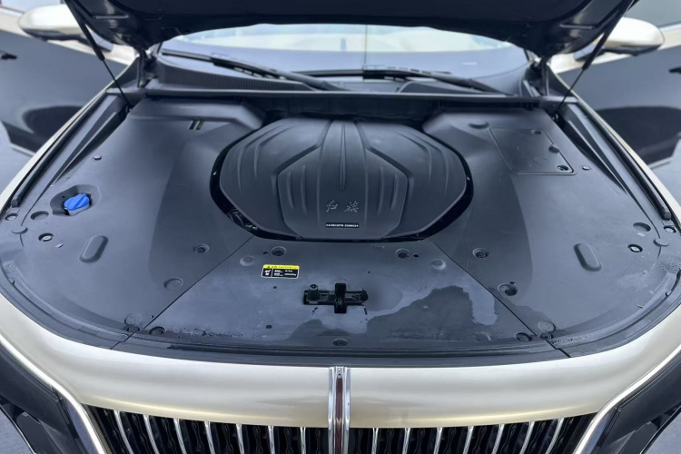 红旗H9 2022款 2.0T 智联旗享版机舱底盘24