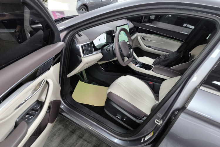 比亚迪 宋PLUS新能源 2025款 DM-i 智驾版 112KM 尊荣型中控内饰20