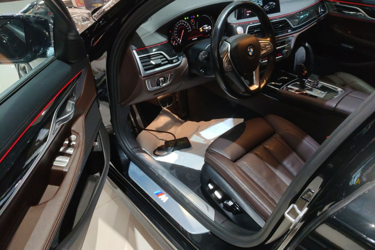 宝马7系 2018款 730Li 领先型 M运动套装中控内饰20