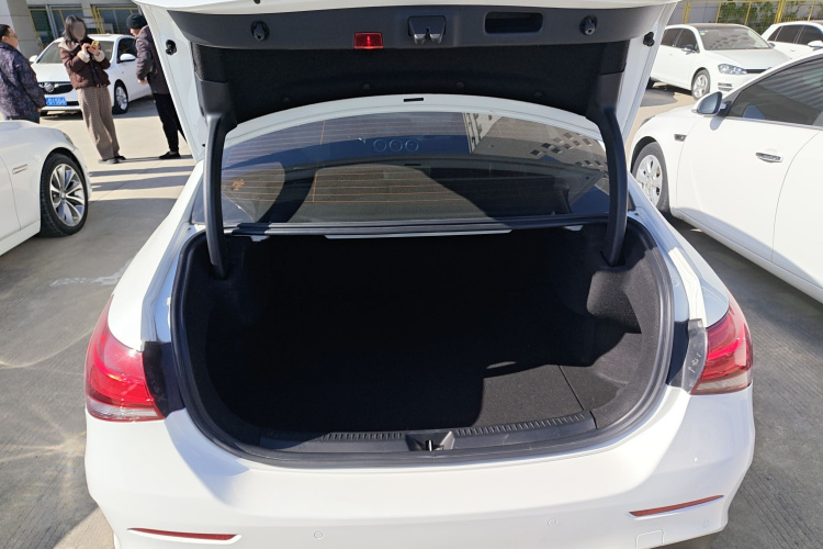 奔驰A级 2019款 A 180 L 运动轿车机舱底盘23