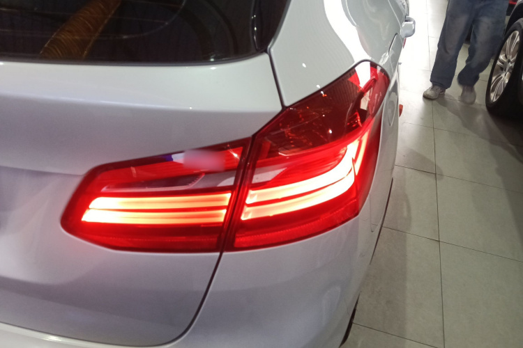 宝马2系旅行车 2016款 220i 领先型车身外观6006