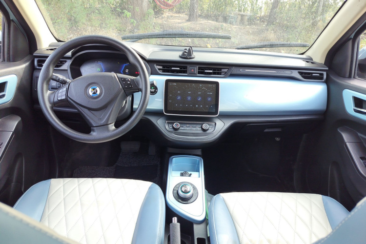 华晨新日i03 2021款 318km 31.45kWh中控内饰7004