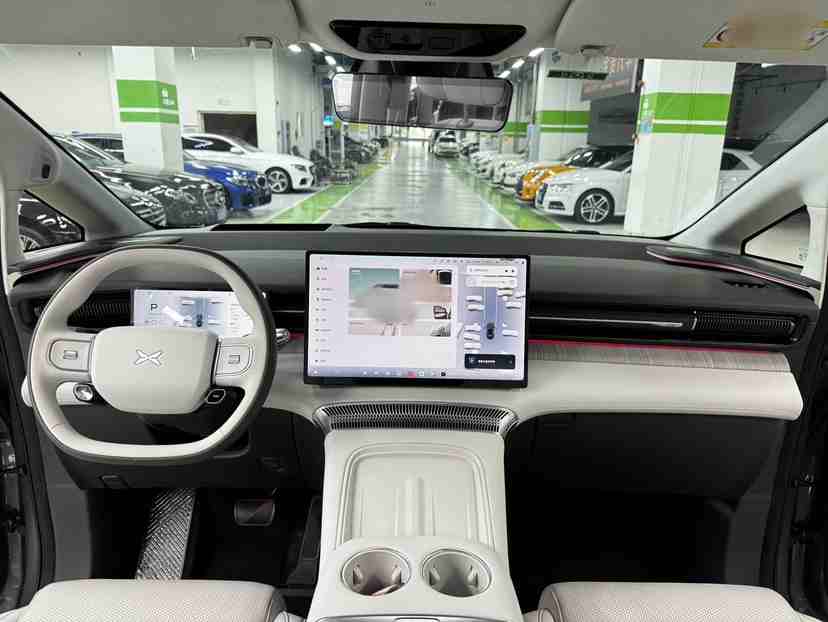 小鹏X9多功能方向盘及仪表盘特写