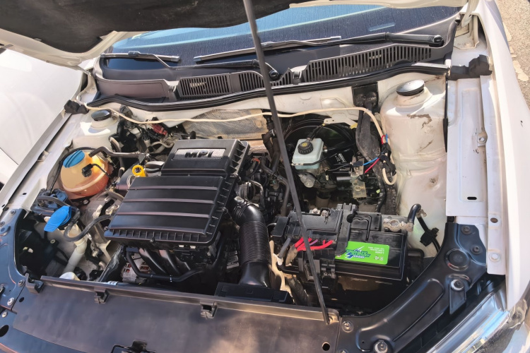 大众 朗逸 2013款 改款经典 1.6L 手动风尚版机舱底盘24