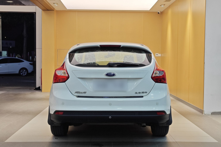 福特 福克斯 2015款 两厢 1.6L 自动风尚型车身外观6015