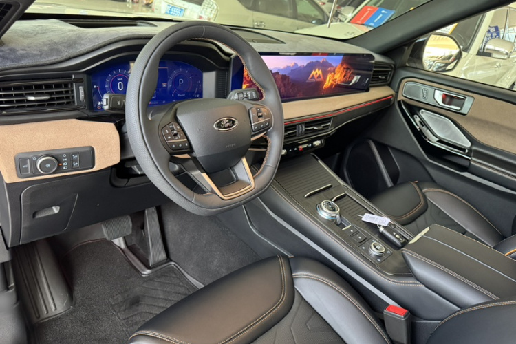 福特 探险者 2023款 EcoBoost 285 昆仑巅峰版 6座中控内饰7002
