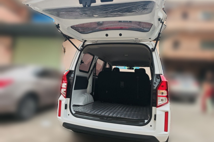 五菱汽车 五菱宏光PLUS 2020款 1.5L 手动标准型 5座中控内饰23