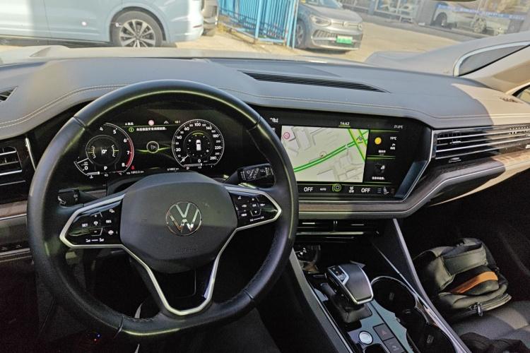 大众 途锐 2022款 3.0TSI 锐享版 曜黑运动套装中控内饰7002