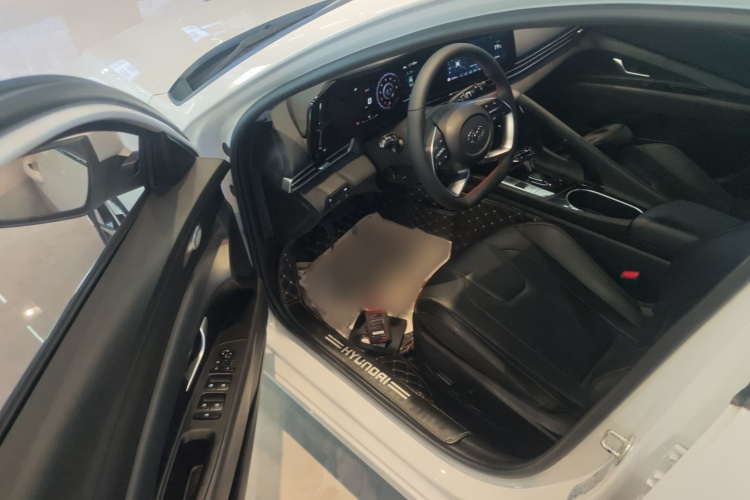 现代 伊兰特 2021款 1.5L CVT LUX尊贵版中控内饰7003