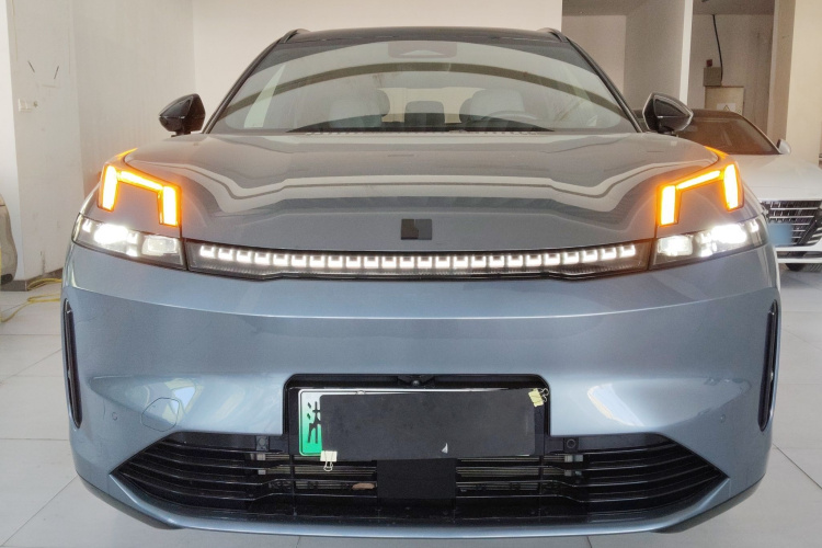 领克08 EM-P 2025款 220km 四驱性能Halo车身外观2