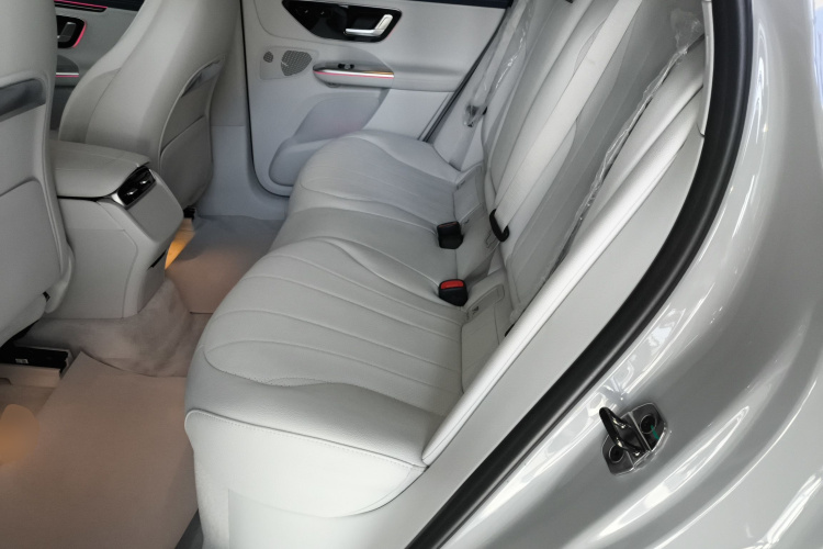 奔驰EQE SUV 2023款 350 4MATIC 先锋版中控内饰7004