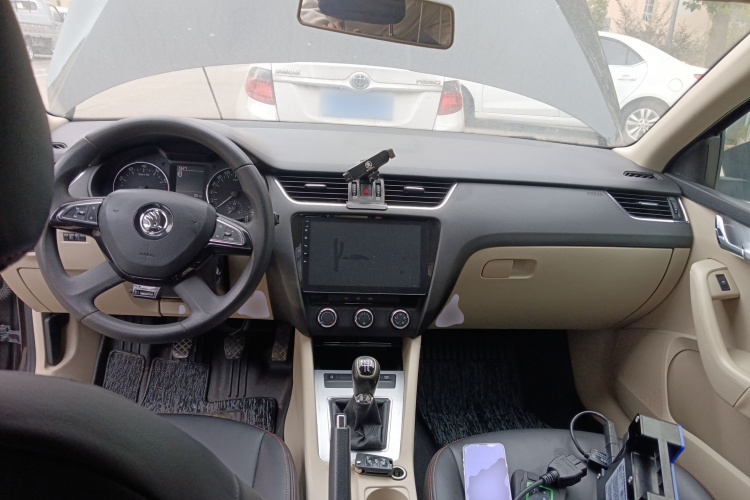 斯柯达 明锐 2015款 1.6L 手动逸杰版中控内饰12