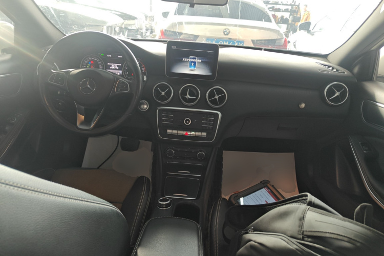 奔驰A级(进口) 2018款 A 200 动感型中控内饰12