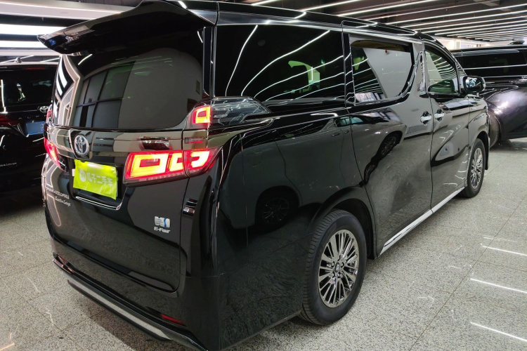 丰田 威尔法 2023款 皇冠 双擎 2.5L HV至尊版车身外观7
