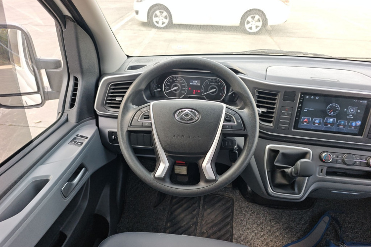 上汽大通MAXUS 新途V80 2024款 傲运通超值版 6MT 短轴超低顶127Ps 5/6座局部细节13