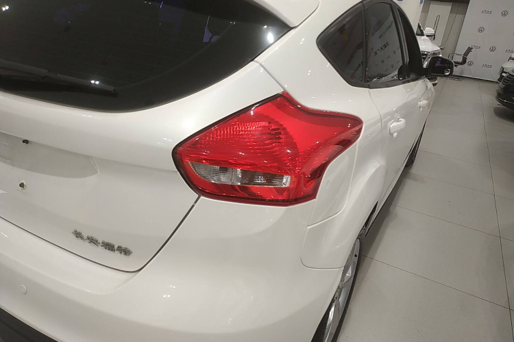 福特 福克斯 2015款 两厢 1.6L 自动舒适型车身外观6006