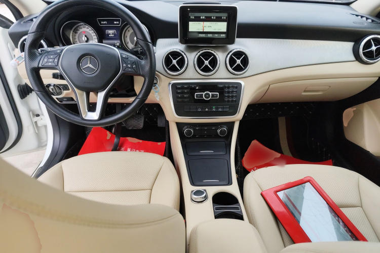 奔驰GLA 2015款 GLA 200 动感型中控内饰12