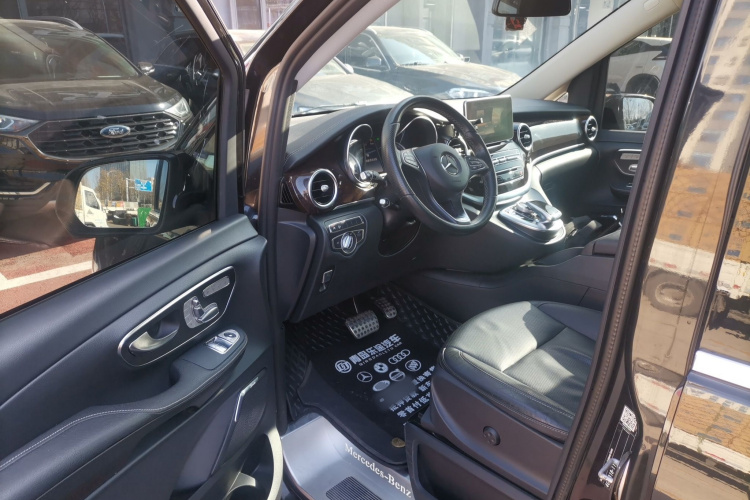 奔驰V级 2017款 V 260 L 尊贵加长版中控内饰7003