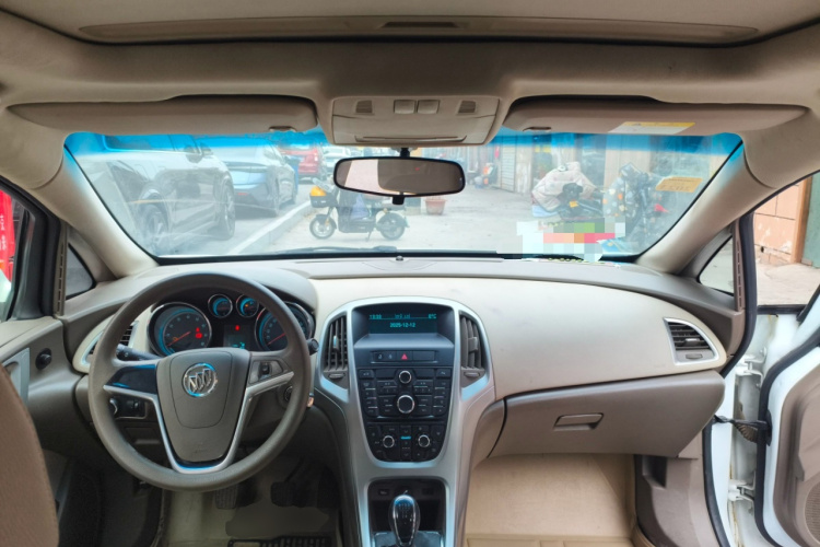 别克 英朗 2013款 GT 1.6L 手动进取版中控内饰12