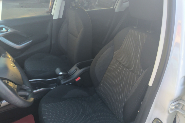 标致2008 2014款 1.6L 自动时尚版局部细节19