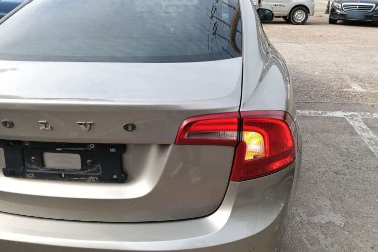 沃尔沃S60 2015款 S60L 2.0T 智行版车身外观9