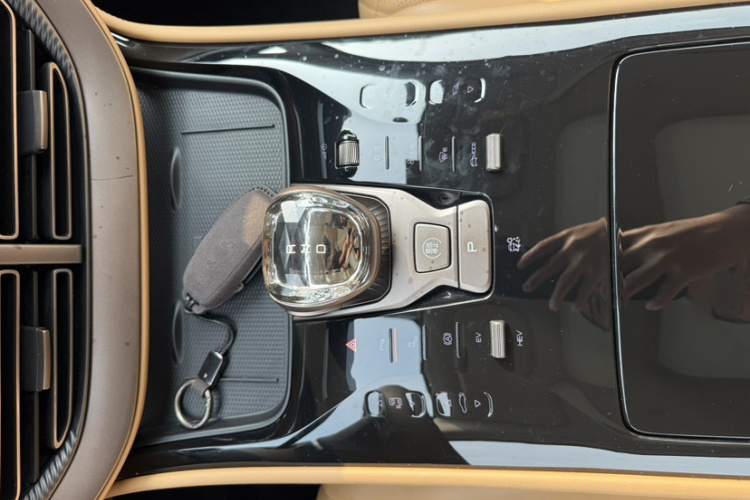 腾势D9 2022款 DM-i 970 四驱尊荣型中控内饰7002