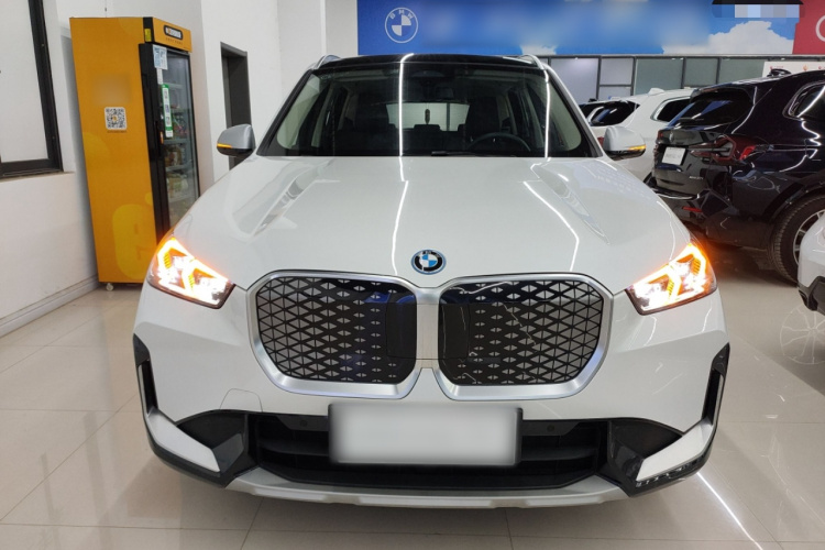 宝马iX1 2023款 eDrive25L X设计套装车身外观2