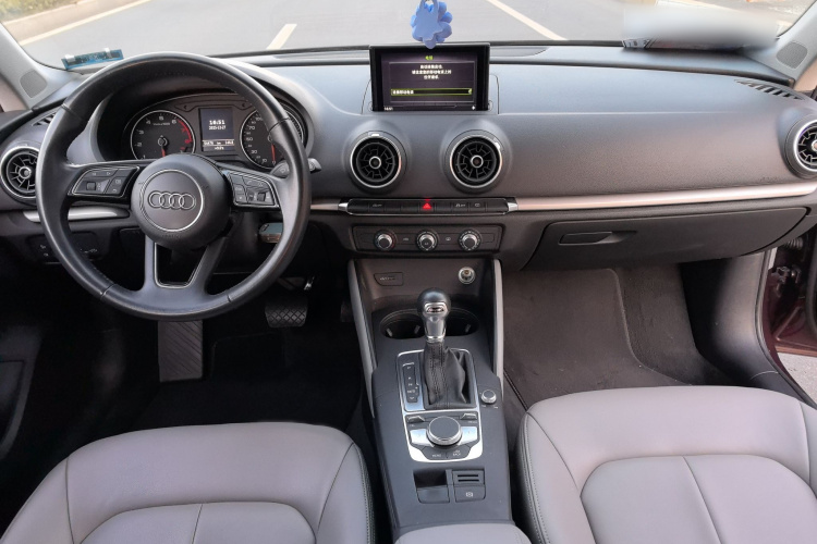 奥迪A3 2018款 30周年年型 Limousine 35 TFSI 进取型中控内饰7011