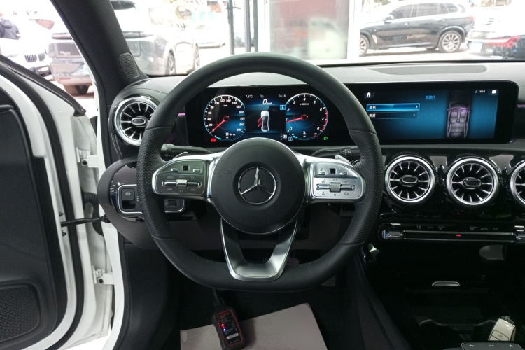 奔驰A级 2022款 A 200 L 运动轿车动感型中控内饰13