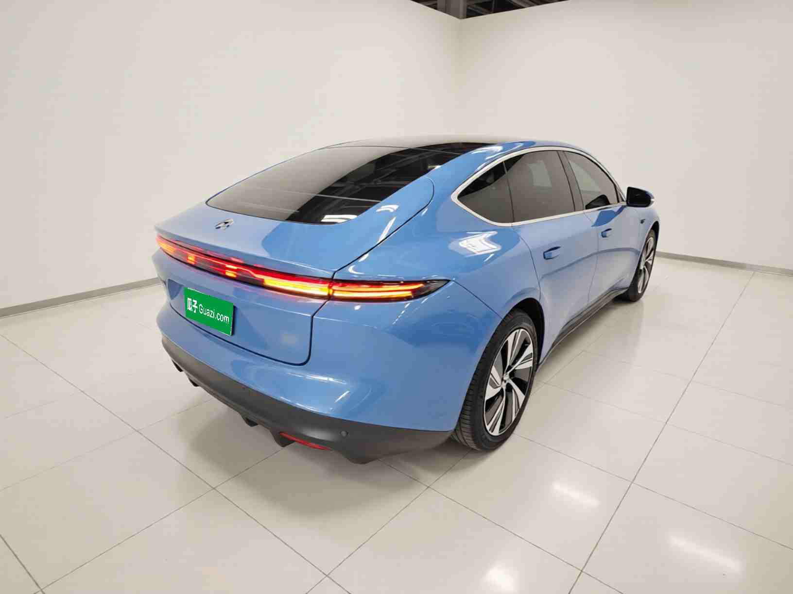 车辆右后45度外观展示