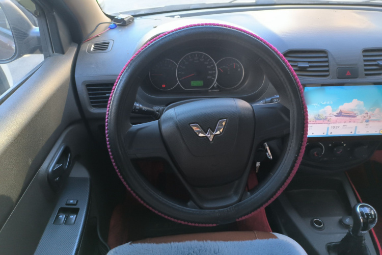 五菱汽车 五菱宏光 2015款 1.5L S 基本型国V中控内饰13