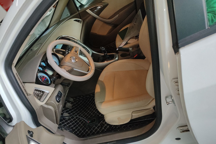 别克 英朗 2013款 GT 1.6L 手动舒适版中控内饰19
