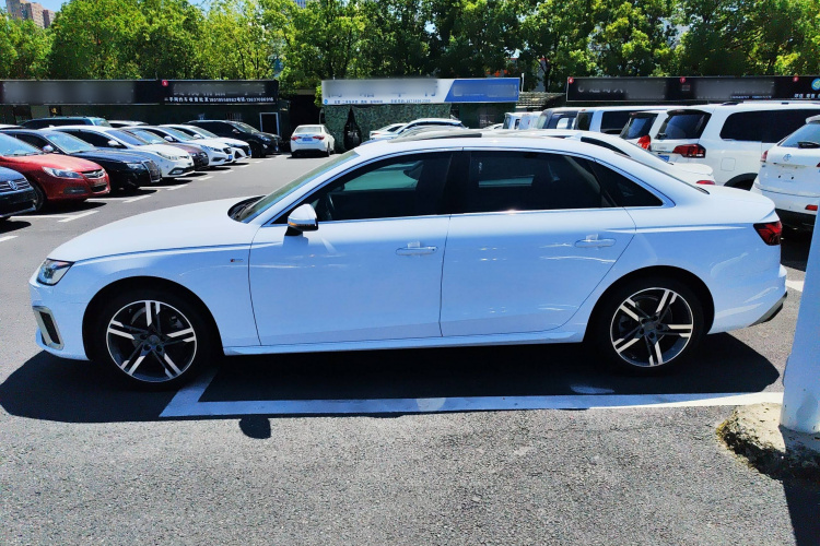 奥迪A4L 2020款 40 TFSI 豪华动感型车身外观4