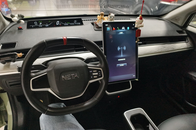 哪吒汽车 哪吒V 2022款 潮 300 Lite 三元锂中控内饰12
