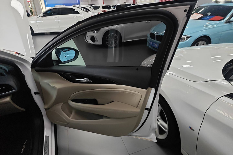 别克 君威 2020款 552T 精英型中控内饰7005