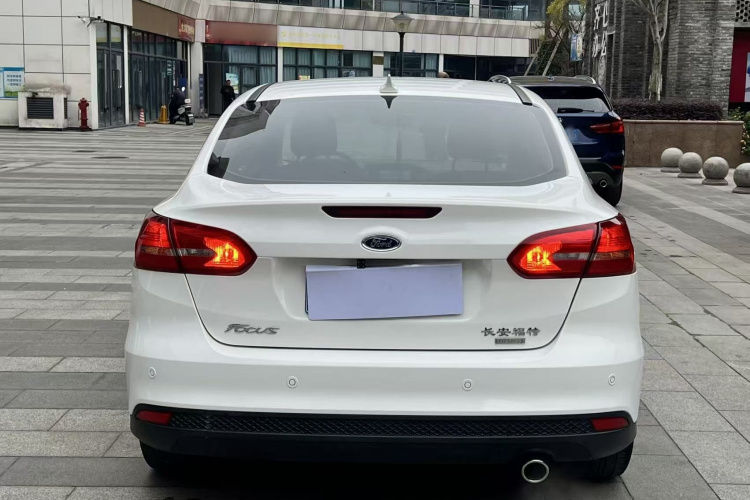 福特 福克斯 2017款 三厢 EcoBoost 180 自动精英型车身外观6