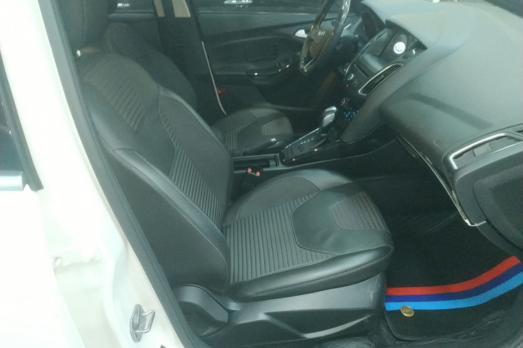 福特 福克斯 2017款 三厢 EcoBoost 180 自动精英型局部细节41