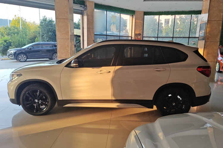 宝马X1 2019款 sDrive18Li 尊享型车身外观4