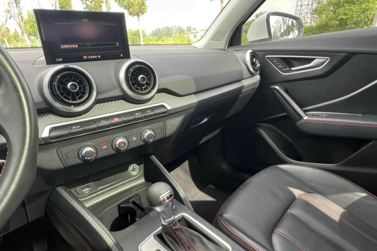 奥迪Q2L 2024款 35TFSI 进取动感型中控内饰7005