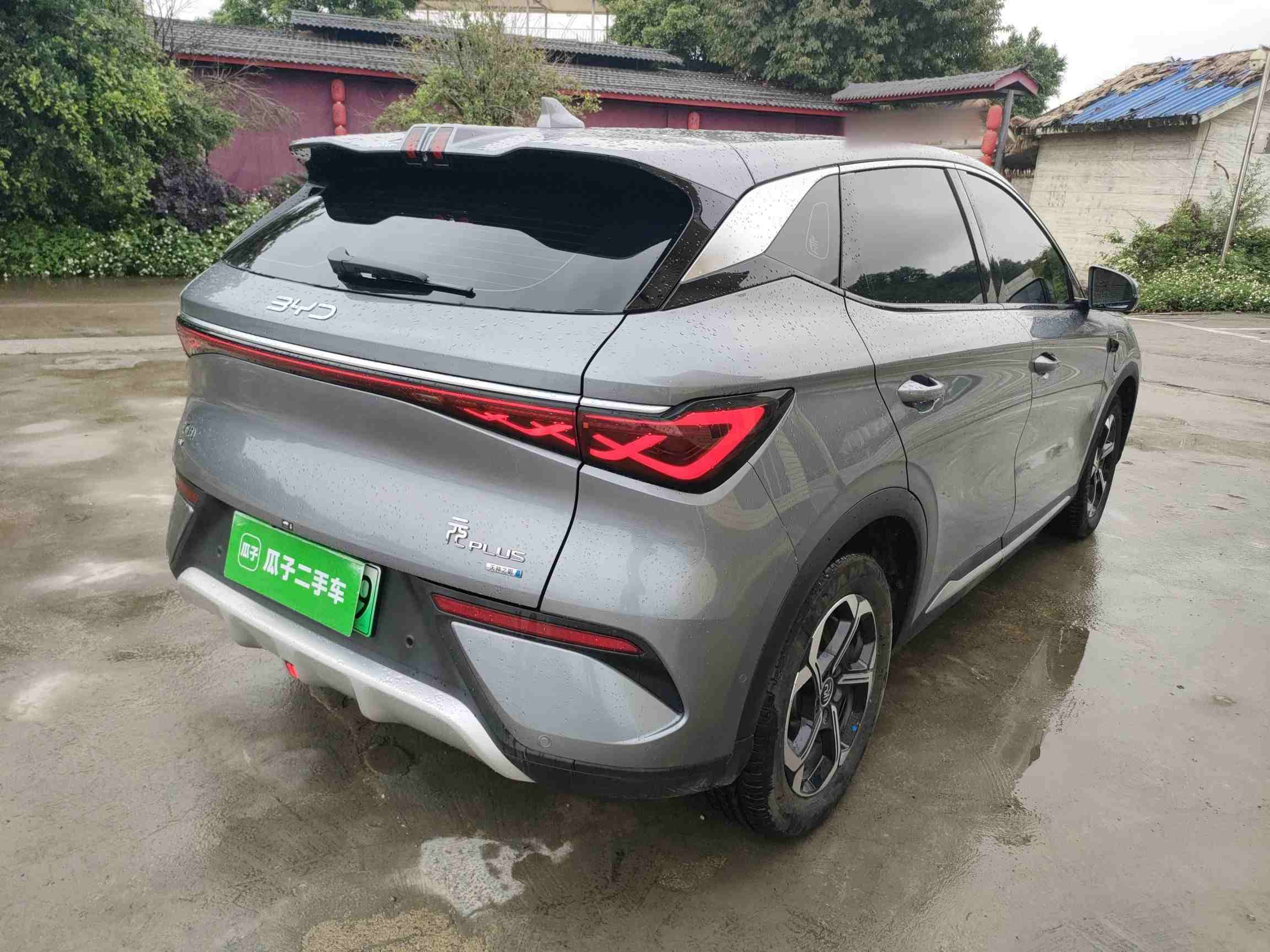 车辆右后45度外观展示