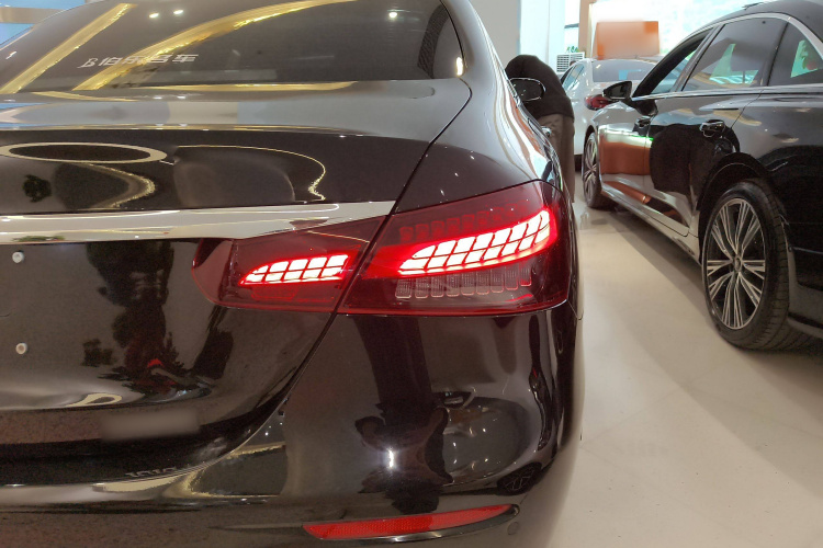 奔驰E级 2022款 改款二 E 260 L 运动型车身外观9