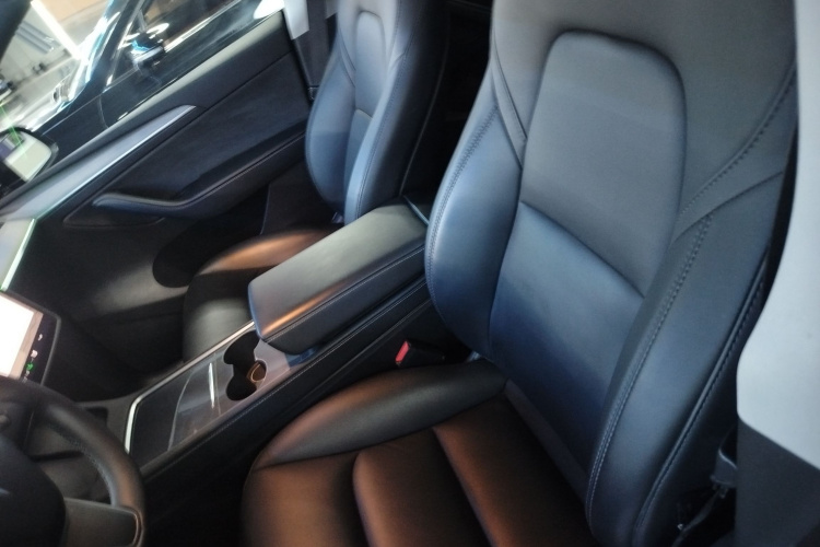 特斯拉 Model Y 2023款 后轮驱动版中控内饰19