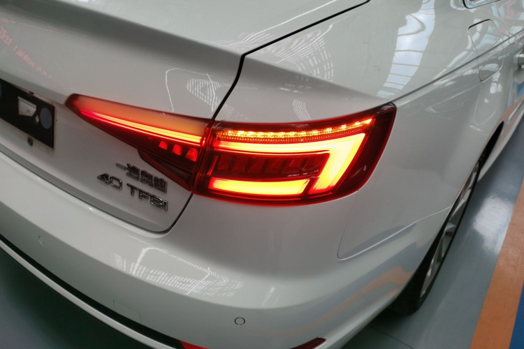 奥迪A4L 2018款 30周年年型 40 TFSI 时尚型车身外观9