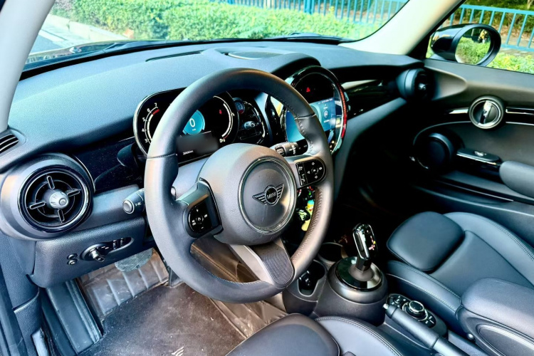 MINI 2023款 改款 1.5T COOPER 艺术家中控内饰7002