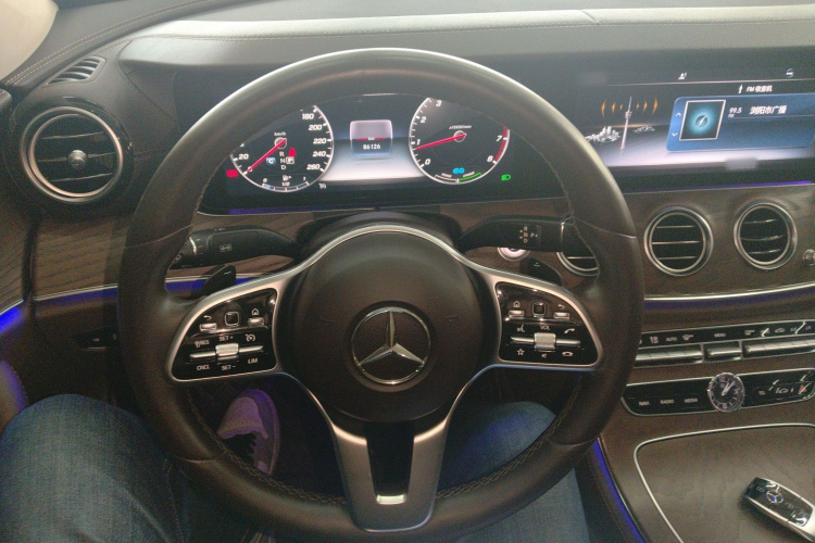奔驰E级 2020款 E 260 L中控内饰13