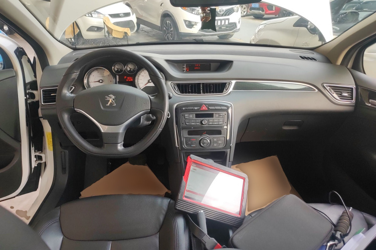 标致308 2014款 乐享版 经典 1.6L 自动风尚型中控内饰12