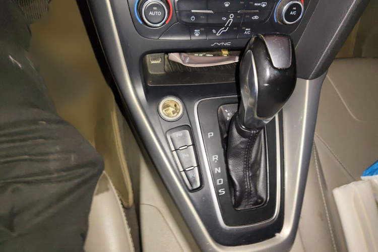 福特 福克斯 2015款 三厢 EcoBoost 180 自动旗舰型局部细节18