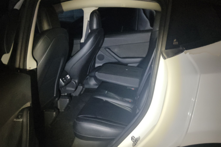 特斯拉 Model Y 2022款 长续航全轮驱动版中控内饰7004